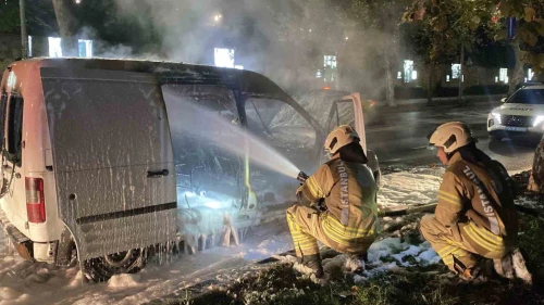 Dolmabahçe Sarayı'nın önünde hafif ticari araç alev aldı ve kül oldu.