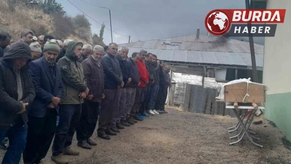 Yangında ölen iki kardeşin cenazesi aynı mezara defnedildi.