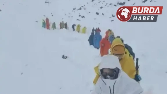 Everest’te fırtına nedeniyle bin kişi dağda mahsur kaldı.
