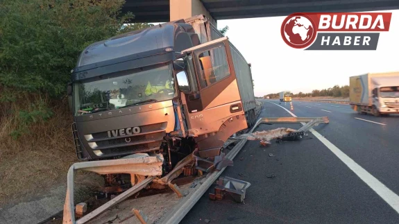 Bulgaristan plakalı bir tır bariyerlere ok gibi saplandı.