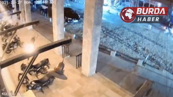 Balıkesir Sındırgı'da 6.1 Büyüklüğündeki Deprem Kameralara Yansıdı