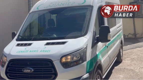 Uygunsuz hareketlerde bulunan çifti uyardı, kaskla öldürüldü