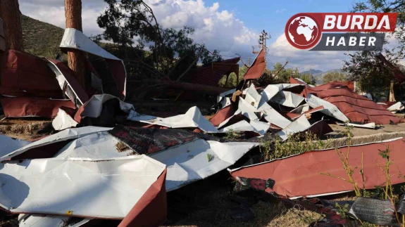 Hortum öğrenciler içerideyken okulu vurdu, çatıyı uçurdu.