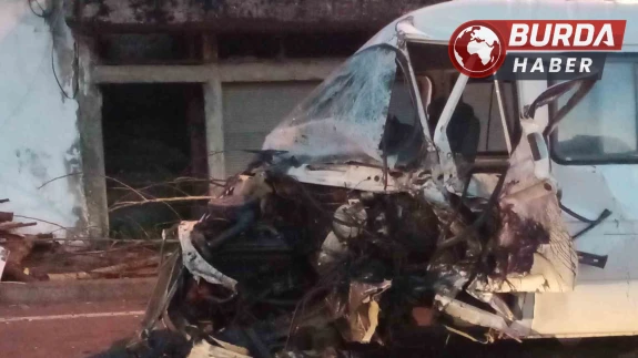 Ordu’da çekici kamyonet ile minibüs kafa kafaya çarpıştı.