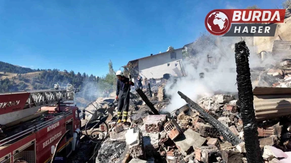 Yangında çöken evde kaybolan kardeşler hala bulunamadı.