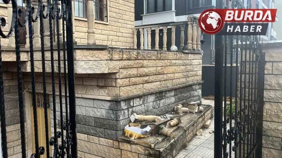 Kocaeli'de 14 yaşındaki çocuğun üzerine beton korkuluk düştü.