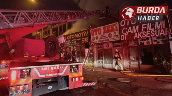 Bir iş yerinde çıkan yangın, bitişiğindeki 3 dükkana daha sıçradı.