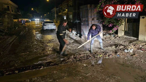 Tatil merkezi Çeşme, gece saatlerinde şiddetli yağışa teslim oldu.
