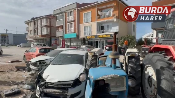 Gönen’de Freni Boşalan Tır, Park Halindeki 8 Araca Çarptı