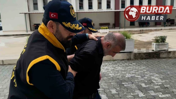 Altınova’da eşini sokak ortasında öldüren zanlı tutuklandı.