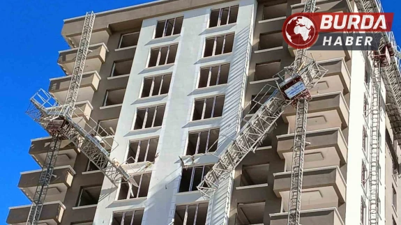 Kırılan yük asansöründen düşen inşaat işçisi kuzenler öldü.