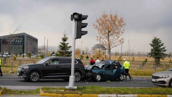 Freni Boşalan Kamyon Zincirleme Kaza Yaptı: 2 Kişi Yaralandı