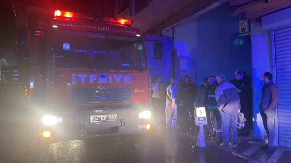 Sakarya'da Yıldırım Binanın Çatısına Düştü Mahalleli Panikledi