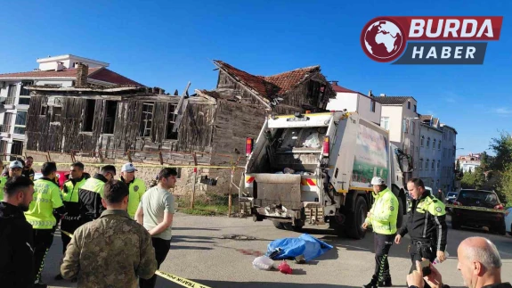 Sinop'ta Yaşlı Kadını Ezen Çöp Kamyonu Kaza Anı Kameralara Yansıdı