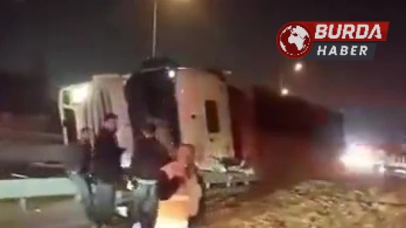 Kocaeli'de Virajı Alamayan Yonga Yüklü Tır Devrildi