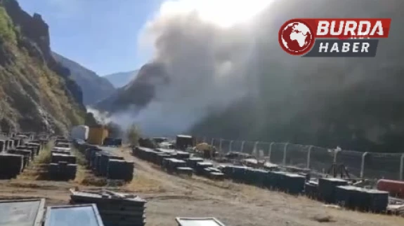 Artvin'de Kopan Dev Kaya Nehre Düştü, Öğrenciler Evlerine Gönderildi