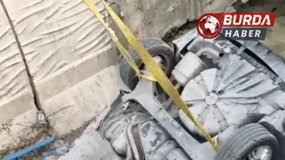 Sürücüsü Direksiyon Hakimiyetini Kaybeden Otomobil Su Kanalına Uçtu