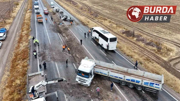Kayseri'de Aynı Noktada 2 Trafik Kazası: 1 Ölü, 2 Yaralı