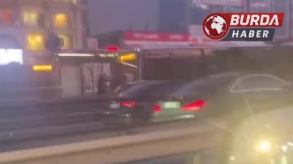 Küçükçekmece'de Metrobüsün Motor Kısmında Yangın Çıktı