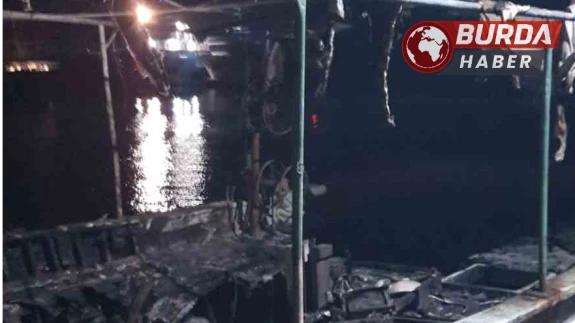 Antalya'da Yıldırım Düşmesi Sonucu 3 Tekne Kül Oldu