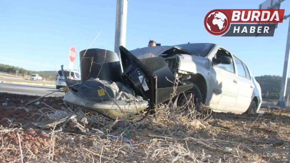 Konya'da Trafik Kazası: Otomobil Trafik Işığı Direğine Çarptı