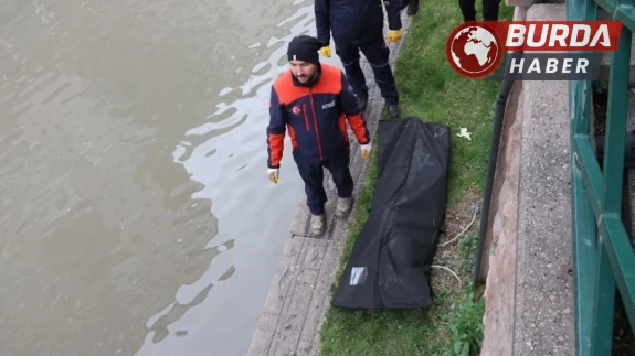 Suyu azaltılan Porsuk Çayı'nda bir şahısın cansız bedeni bulundu.