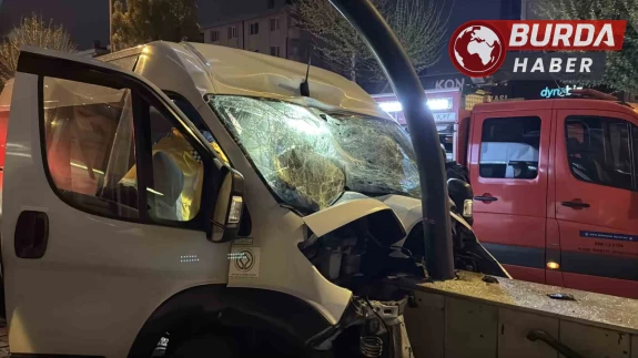 Bursa'da kontrolden çıkan servis minibüsü alt geçidin duvarına çarptı.