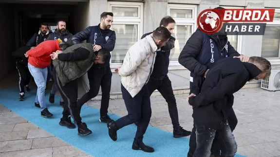 Fuhuş vaadi ile erkekleri tuzağa düşüren çeteye operasyon!