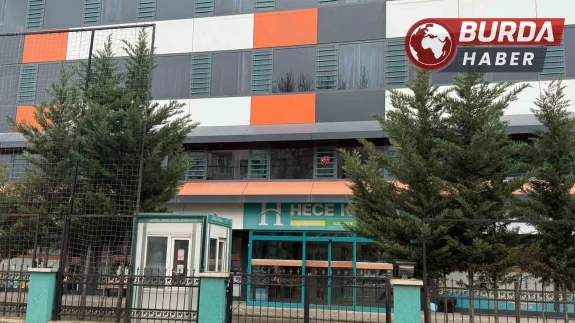 Özel kolejde maaş alamayan öğretmenler işi bırakınca veliler çıldırdı.