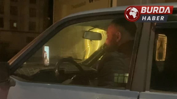 Aracıyla seyir halindeyken görüntülü sohbet eden sürücüye ceza!
