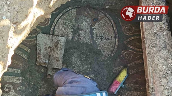 Tokat’ta kaçak kazı yapan 4 kişi, 2 bin yıllık Roma mozaği buldu.
