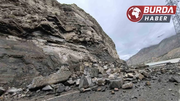Erzurum-Artvin kara yolunda heyelan meydana geldi.