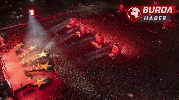 Şampiyon Galatasaray, kupasını Yenikapı’da kaldırdı.