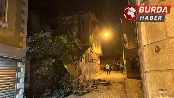 Fatih’te 2 katlı ahşap metruk binada çökme meydana geldi.