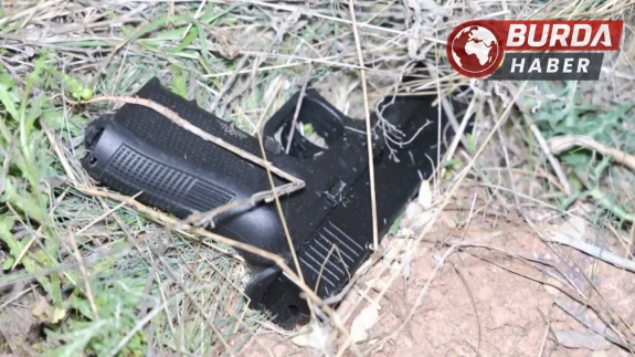 Aksaray’da devriye atan polis ekipleri çalılar arasında tabanca buldu.