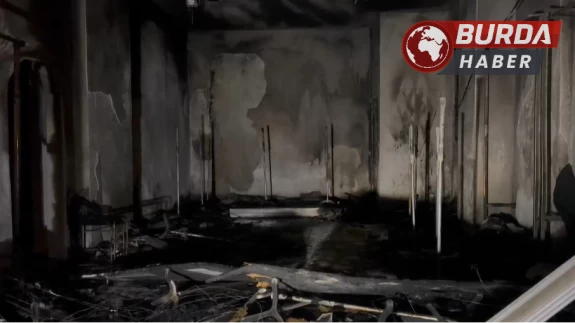 Gelinlikçide çıkan yangında yüzlerce gelinlik yanarak küle döndü.
