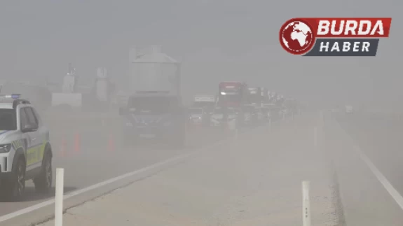 Aksaray’da kum fırtınasında 5 araç çarpıştı, 8 kişi yaralandı.