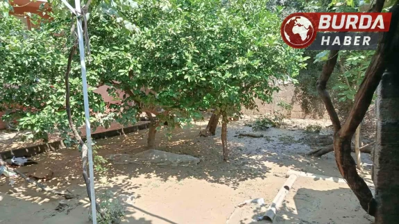 Adana ASKİ’nin içme suyu hattı patladı: Mahalle göle döndü