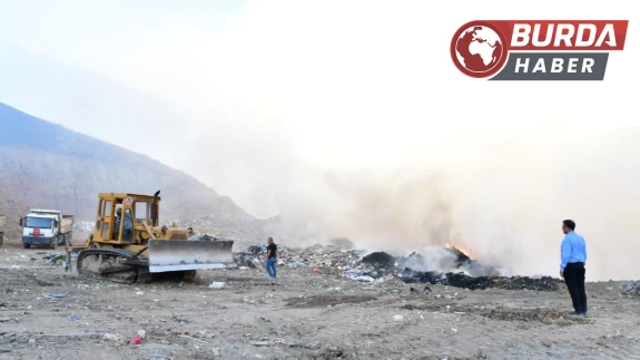 Manisa'da çöplük yangını: 1 itfaiye eri dumandan etkilendi.