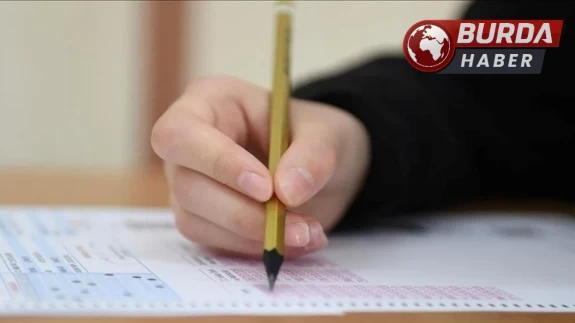 Sınıfta yanlış kitapçık dağıttılar, sınav ortasında topladılar.