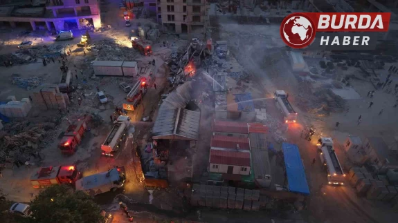 Hatay'da işçilerin kaldığı prefabrik yatakhane alevlere teslim oldu.