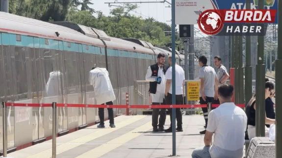 Ataköy istasyonunda bir kişi raylara atlayarak intihar etti.