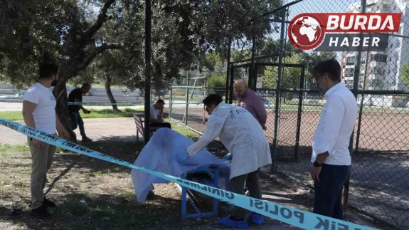 Bir kişi park içerisinde oturduğu bankta ölü bulundu.