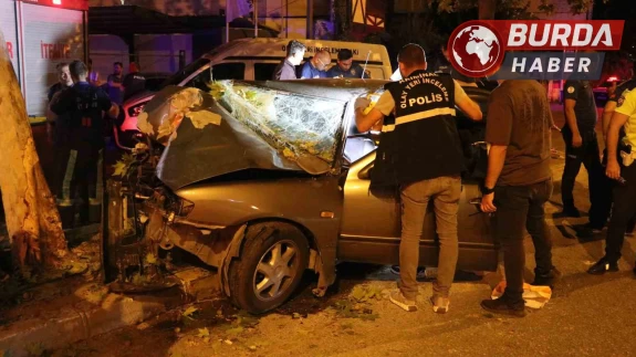 Ağaca ok gibi saplanan otomobilde 2 kişi öldü, 1 kişi ağır yaralandı.