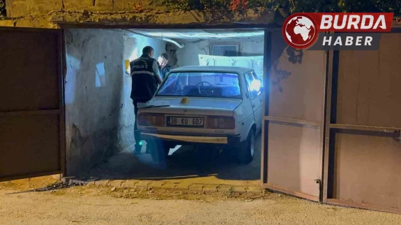 Çaldıkları arabayla kaza yapıp bir evin garajına park ettiler.