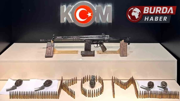 Başkale'de bir evde 5 el bombası ile 2 tüfek ele geçirildi.