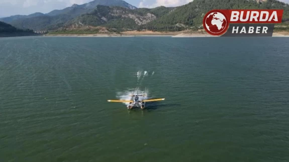 Burdur’da kırıma uğrayan eğitim uçağı vinç yardımıyla çıkarıldı.