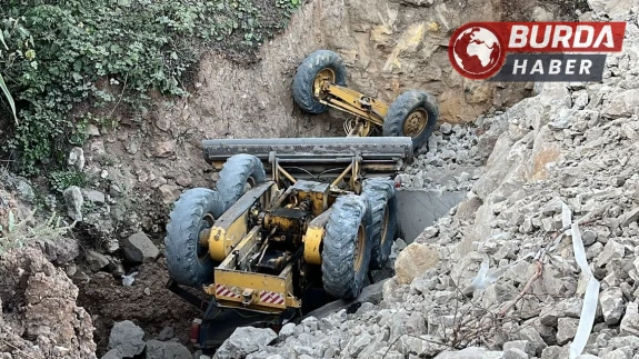 Ordu’da freni patlayan iş makinesi uçuruma yuvarlandı.