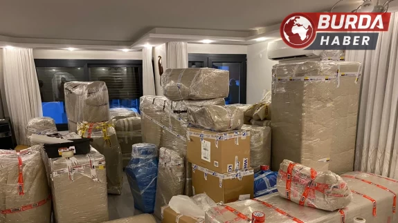 Uzaklaştırma kararına rağmen evi 3,5 dakikada boşalttı.