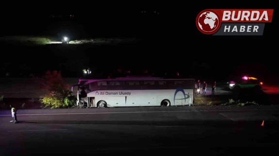 Orta refüje çıkan yolcu otobüsü ağaçları devirdi: 1 kişi öldü.